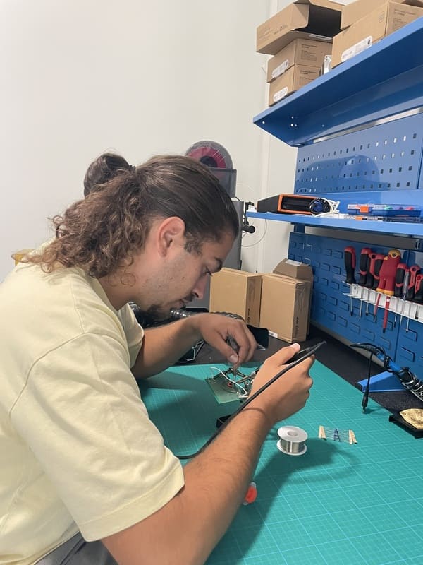 Lysitron engineer Soldering